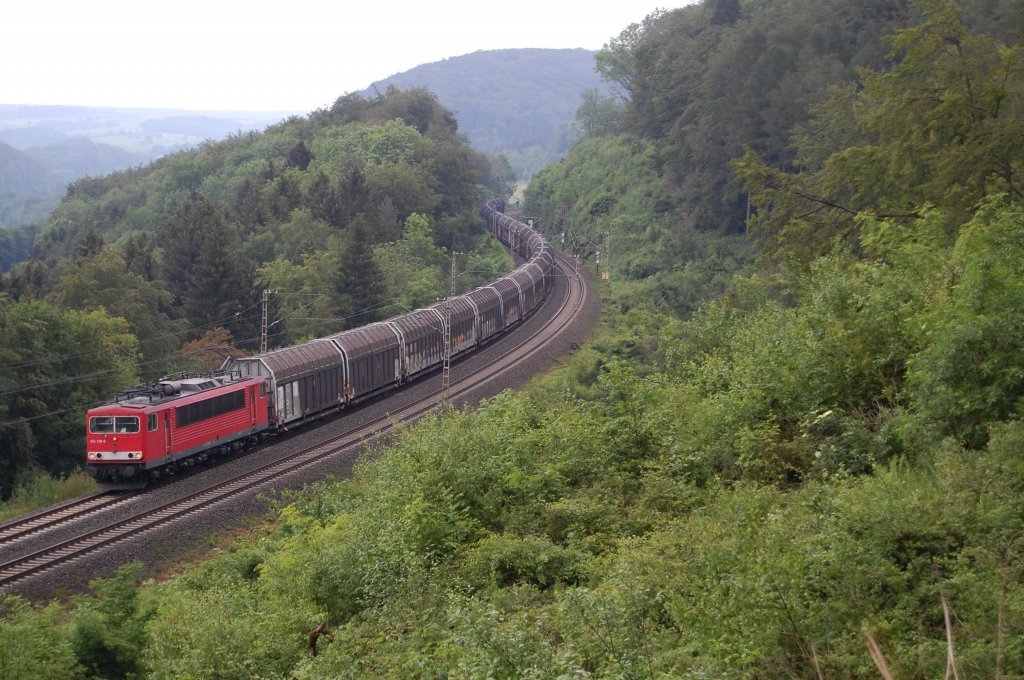 155 139-9 schlngelt sich mit einem Nordwaggon-Ganzug durch das Beketal, hier zwsichen Altenbeken und Neuenbeken, 27.05.2011.