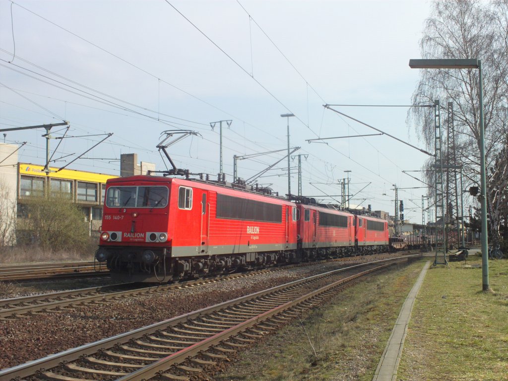 155 140-7, zieht einen aus aus weiteren 155 und Gterwagenzug in Mrz 10 durch Lehrte.