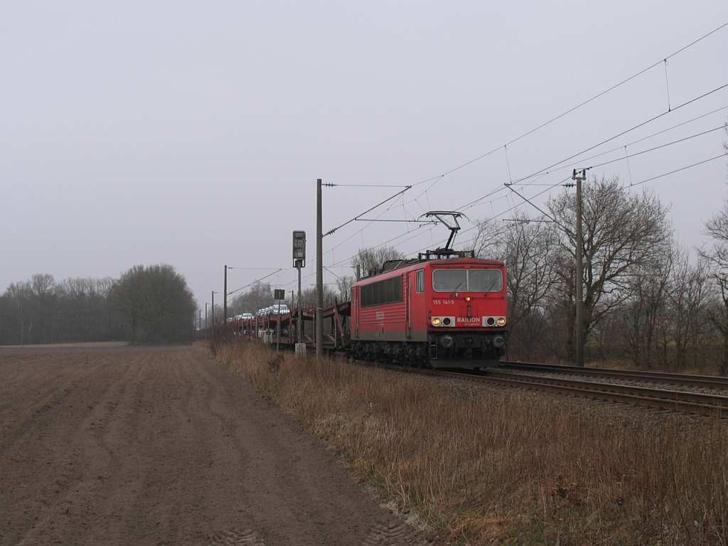 155 141-5 mit einem Gterzug zwischen Emden und Rheine bei Devermhlen (B 296.6) am 16-3-2012.

