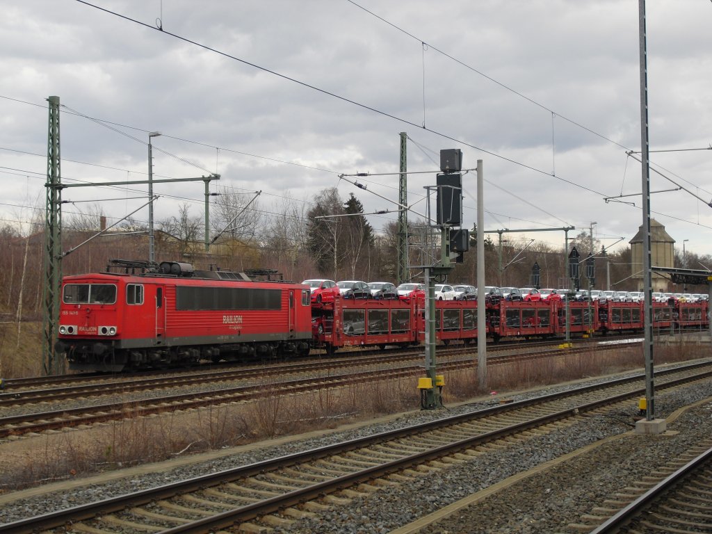 155 141-5 mit einem Gterzug, der so lang war das sie ber die Haltsignal fahren musste. aufgenommen in Reichenbach/V. am 28.02.10