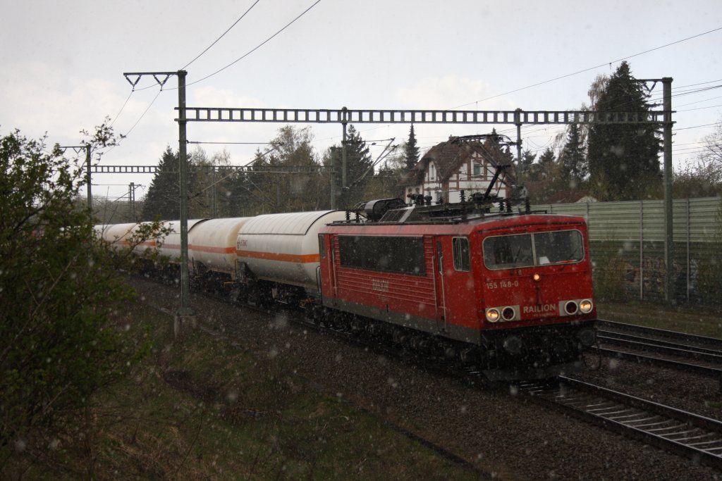 155 145 fhrt am 21.04.2010 mit einem Gterzug durch den Bahnhof Braunschweig Weddel