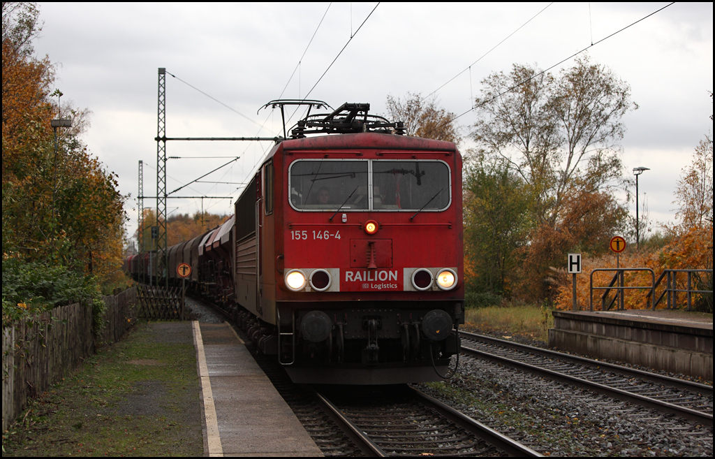 155 146 (9180 6155 146-4 D-DB) hat einen gemischten Gterzug am Haken und hat vermutlich Wanne-Eickel als Ziel. (Bochum-Rimcke am 04.11.2010)