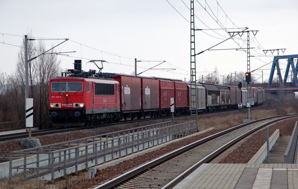 155 146 zieht am 05.03.11 einen Autoteilezug aus Engelsdorf kommend vorbei am Leipziger Messebahnhof. 