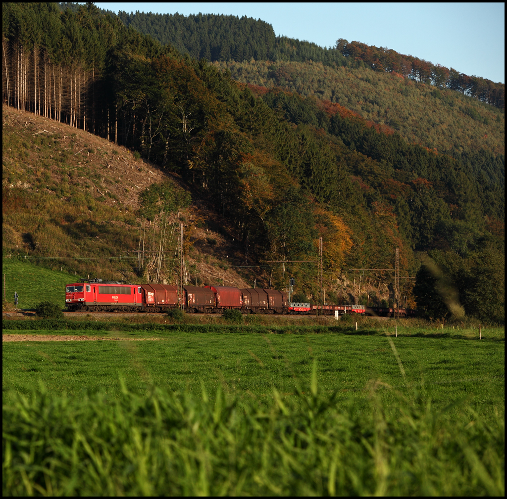 155 150 (9180 6155 150-6 D-DB) hat einen G�terzug aus Kreuztal am Haken und bringt ihn ins Ruhrgebiet. Im Zugverband laufen fast nur Leerwagen mit. (08.10.2010)