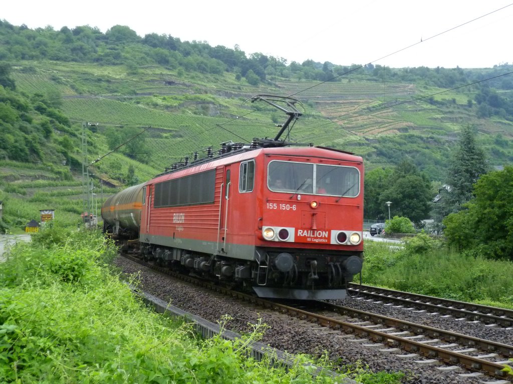 155-150 f�hrt am 17.6.10 mit einem Kesselwagenzug in Richtung Bingen durch Oberwesel.