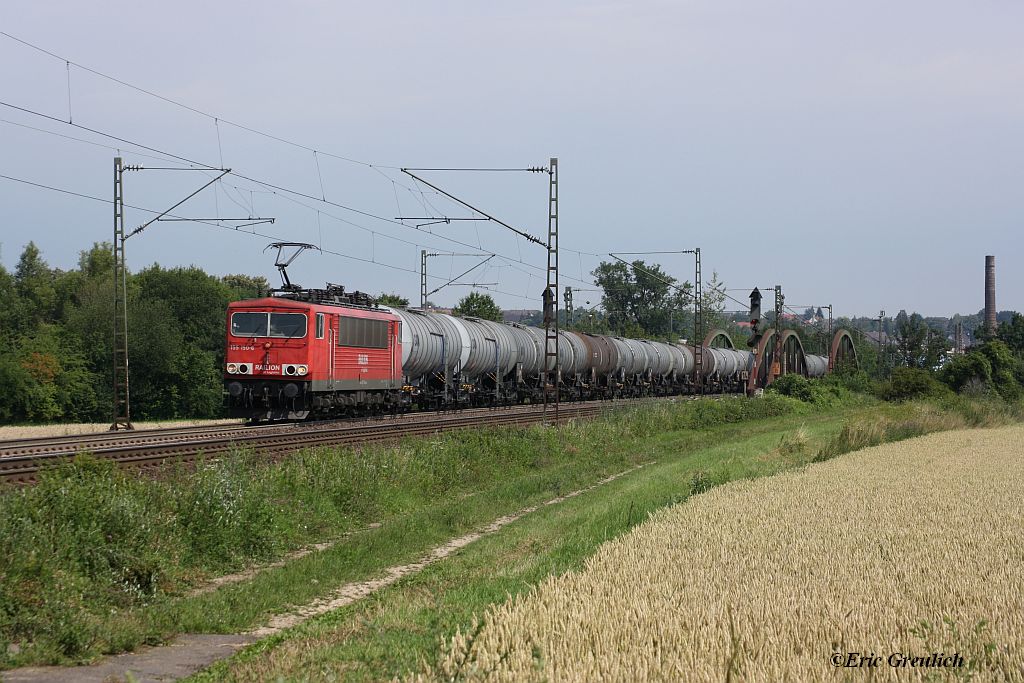 155 150 mit einem Kesselwagenzug bei Elze am 11.07.2011.