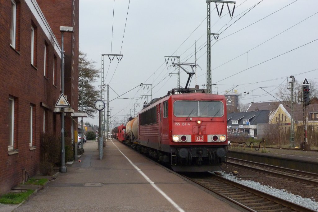155 151-4 mit einem Gterzug am 03.04.2012 durch Leer richtung Osnabrck.
