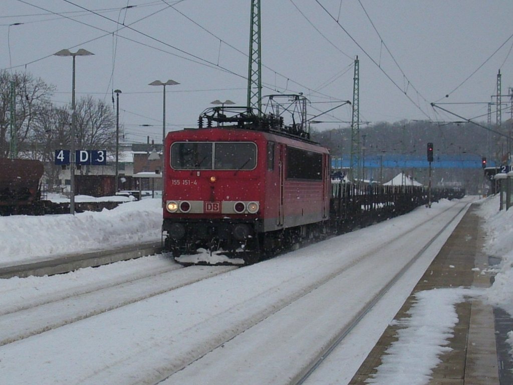 155 151 mit dem leeren R�hrenzug aus Mukran,bei der Durchfahrt,durch Bergen/R�gen,begab sich am 16.Februar 2010 wieder nach M�hlheim um neue R�hren f�r die Ostseegasleitung zuholen.
