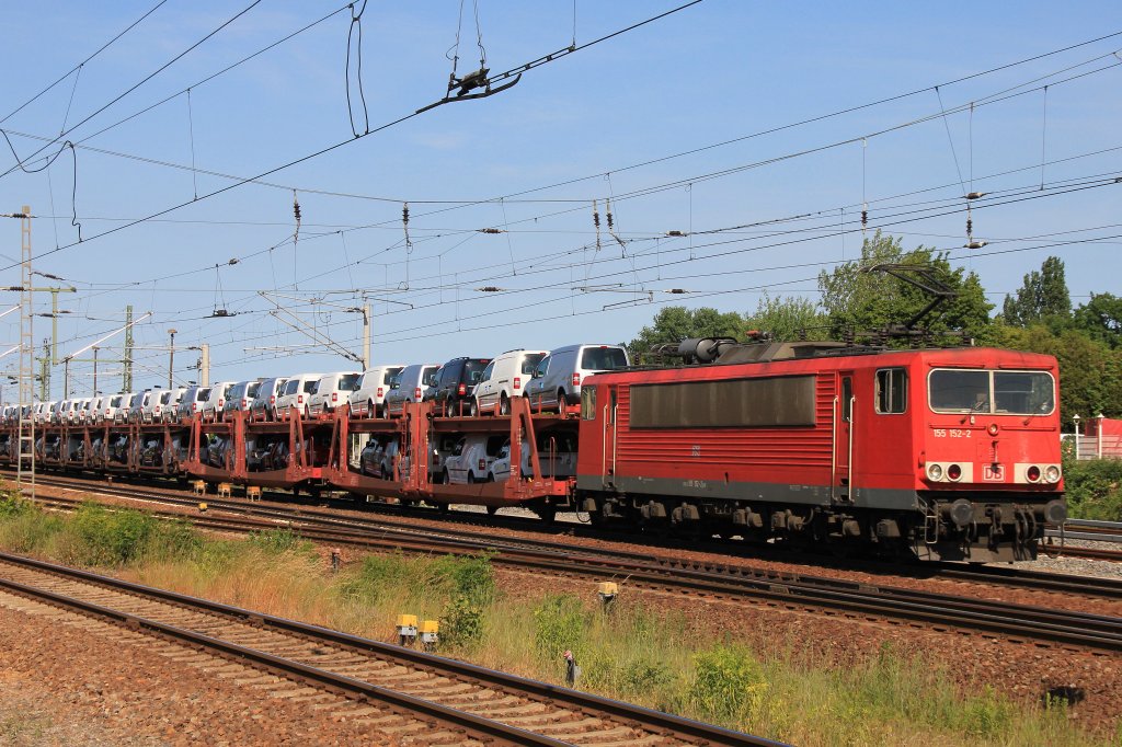155 152-2 am 02. Juni 2011 mit einem Zug neuer PKW bei der Ausfahrt aus den Bahnhof Berlin Schnefeld Flughafen Richtung Genshagener Heide