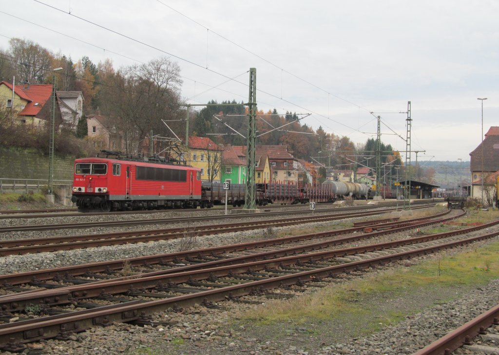 155 152-2 zieht am 10. November 2012 einen gemischten G�terzug durch Kronach.