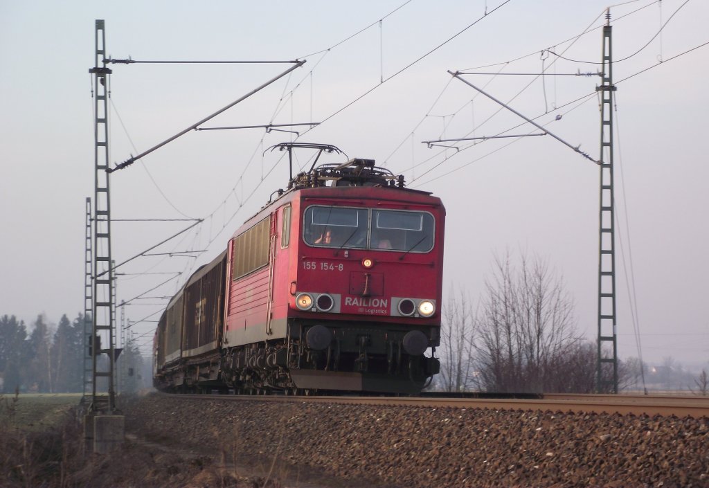 155 154-8 ist am 1. Mrz 2011 mit einem gemischten Gterzug bei Kronach unterwegs. Gru an den Tf!