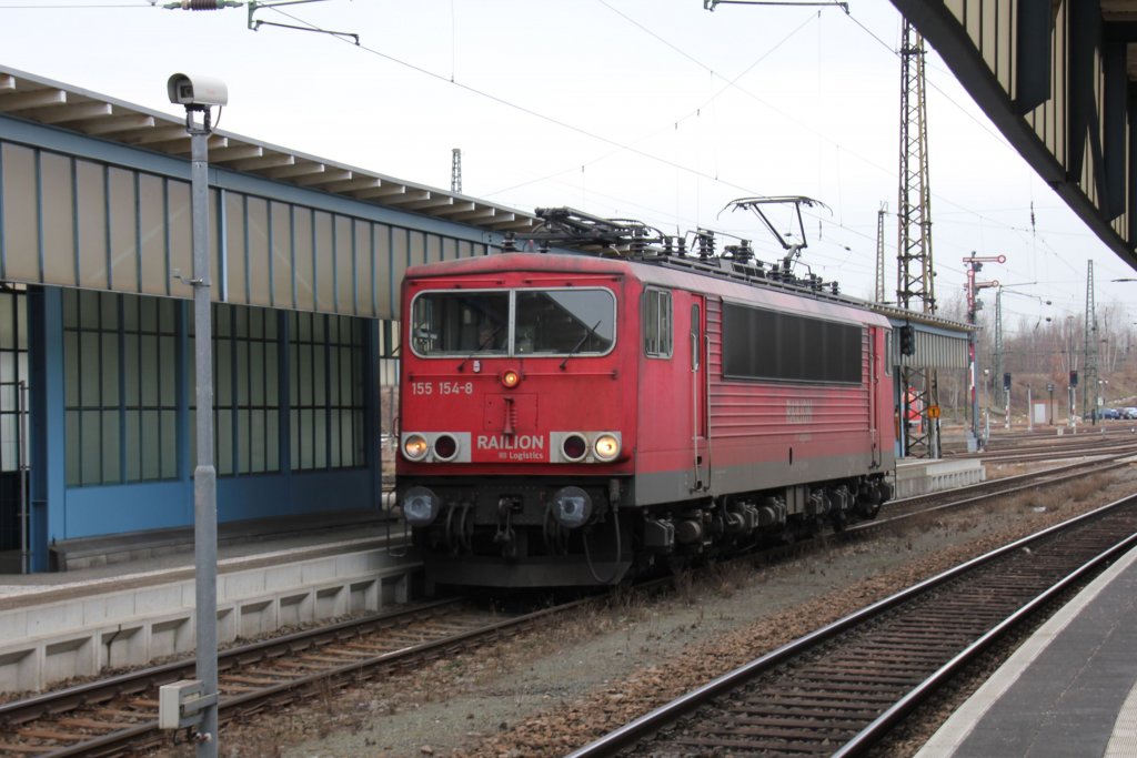 155 154 fhrt am 21.02.2012 durch den Zwickauer Hauptbahnhof.