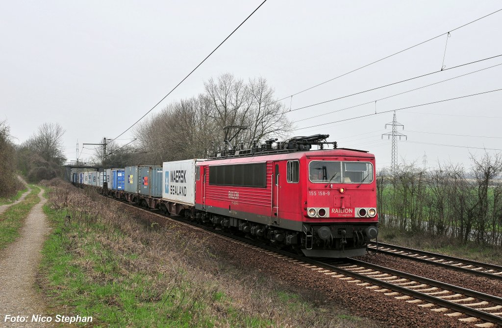 155 158-9 mit einem Containerzug gen Lehrte unterwegs (Ahlten 08.04.10)