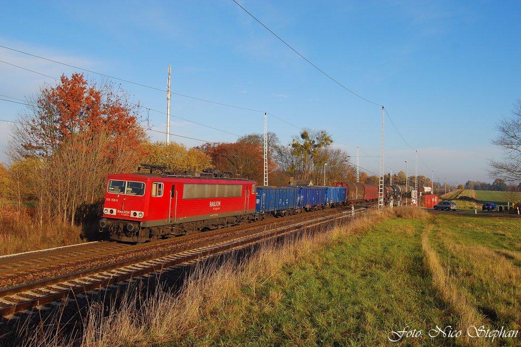 155 158-9 rollt gemtlich mit ihrer gemischten Fuhre vorbei am B 72 unweit des Bahnhofs Priort (07.11.09)