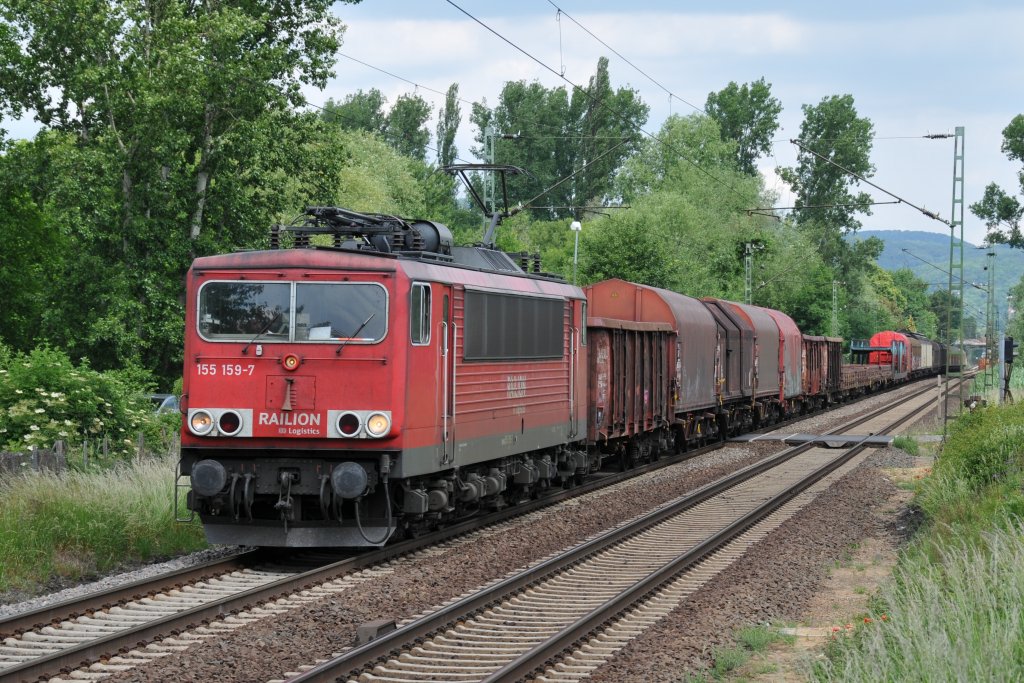 155 159-7 bewltigt mit einem gemischten Gterzug die Steigung zwischen Bad Honnef und Unkel. Aufgenommen am 28/05/2011.