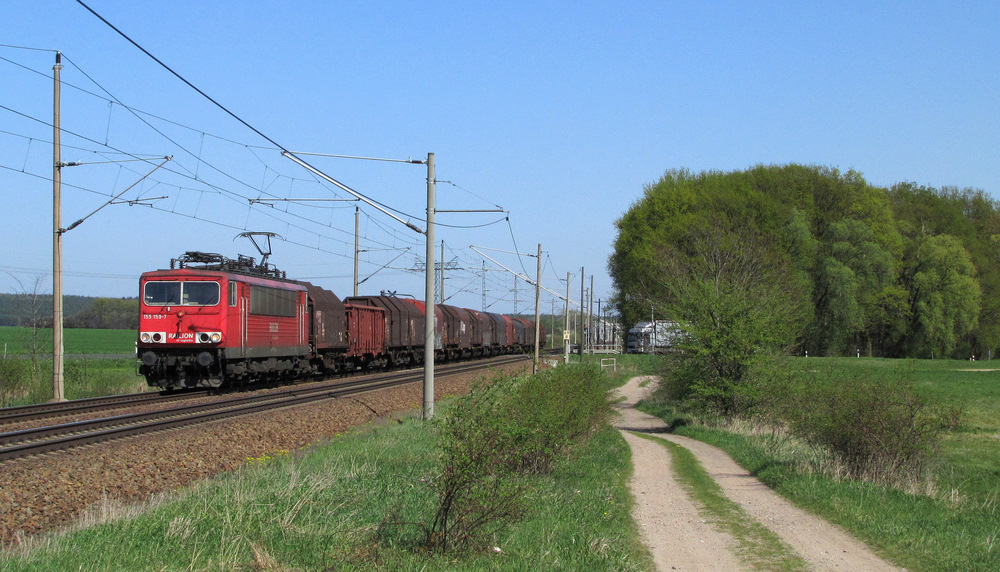155 159-7 kommt hier mit einem Stahlzug von Ziltendorf nach Seddin durch Pillgram gefahren. 20.04.2011

