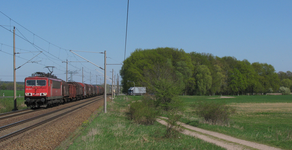 155 159-7 mit ihrem kam um 14:57 an den drei Fotografen vorbei, um ihren Stahlzug von Ziltendorf nach Seddin zu ziehen. Gre frs Trten zurck!