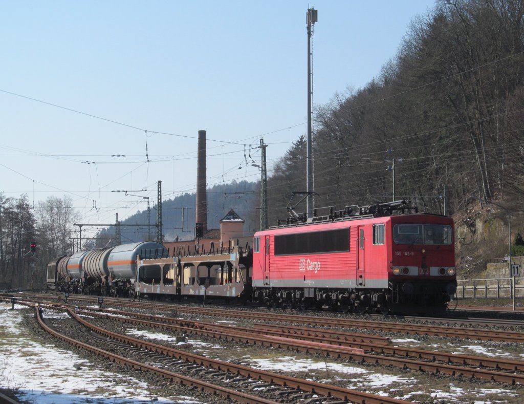 155 163-8 zieht am 16. Mrz 2013 einen gemischten Gterzug durch Kronach.