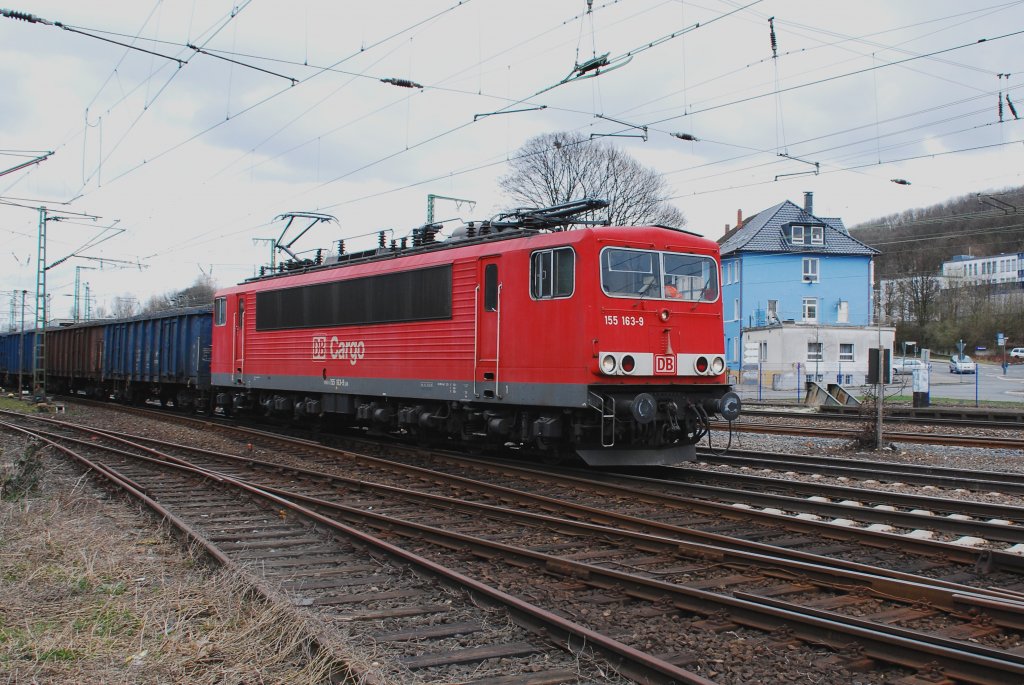 155 163-9 zieht einen langen Gterzug mit leeren Schotterwagen in Richtung Ruhrgebiet durch den Brackweder Bahnhof. Am Nachmittag des 03.04.2010.