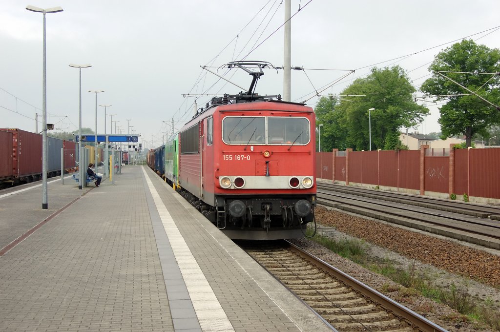 155 167-0 mit einem gemischten GZ in Rathenow. Als Wagenlok die 1435 von GREEN CARGO. 22.05.2010