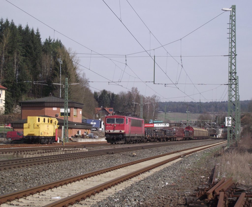 155 167-0 zieht am 3. April 2012 einen gemischten G�terzug durch Kronach in Richtung Lichtenfels