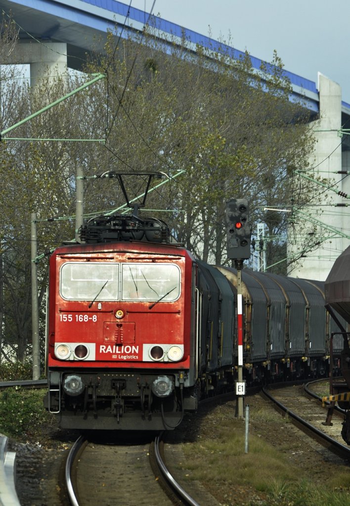 155 168 kommt von der Insel Rgen und durchfhrt den Bf Stralsund-Rgendamm am 23.10.2010