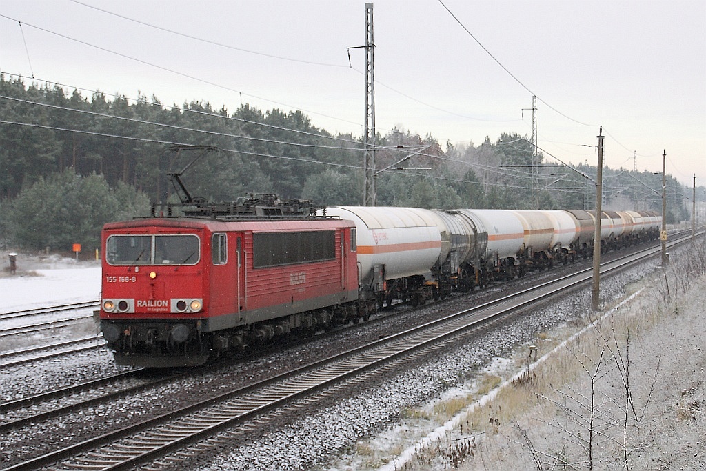 155 168 mit Kesselwagenzug Richtung Berlin am 26.11.2010 in Eberswalde