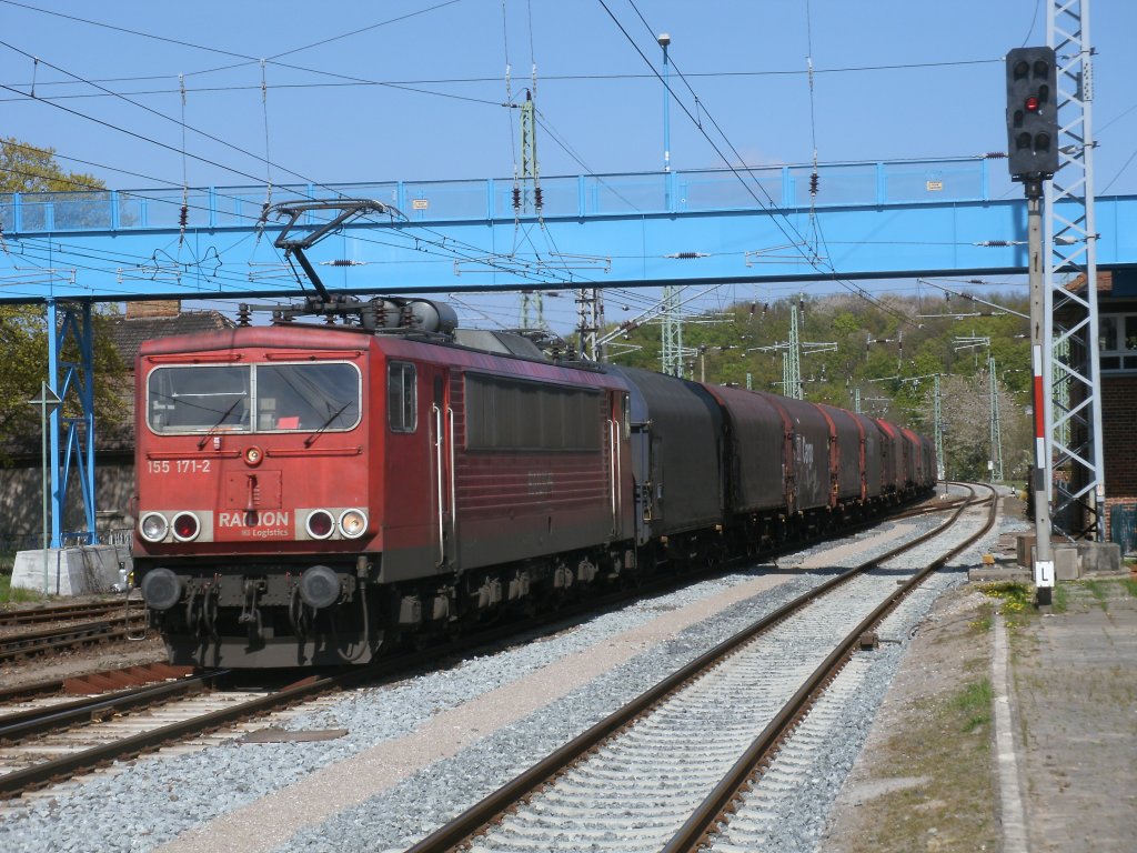 155 171 durchfuhr am 04.Mai 2011 mit dem 45503 von Mukran nach Seddin den Bahnhof Bergen/R�gen.