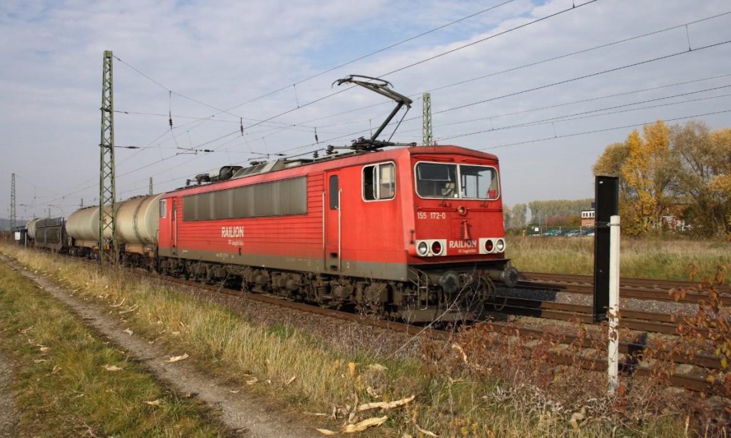 155 172-0 mit Gterzug am 31.10.2010 zwischen Magdeburg und Schnebeck