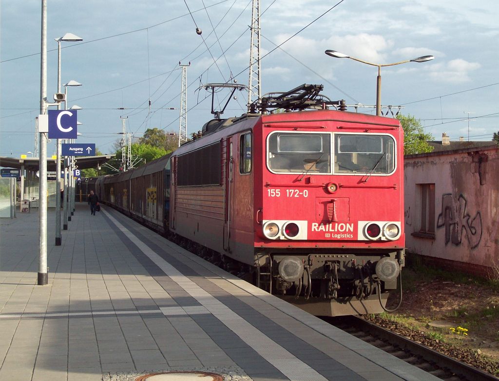 155 172-0 mit Schiebewandwagen am 16.05.2010 in Angermnde