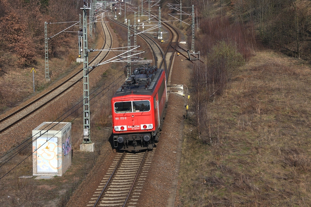 155 172 am Abzw. Lichtentanne, sie wird die gleich die Streckengleise zum Hbf verlassen und die Auffahrt zum Gterbf Zwickau hinauffahren. (02.04.2009)