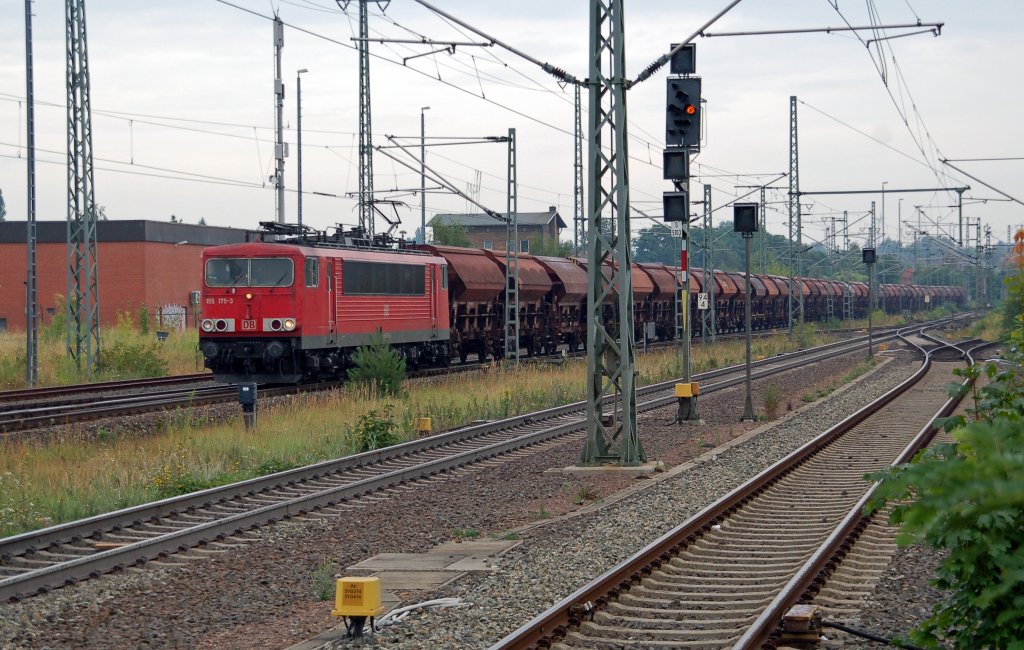 155 175 zieht am 12.08.10 einen Gterzug durch Wittenberg Richtung Bitterfeld.