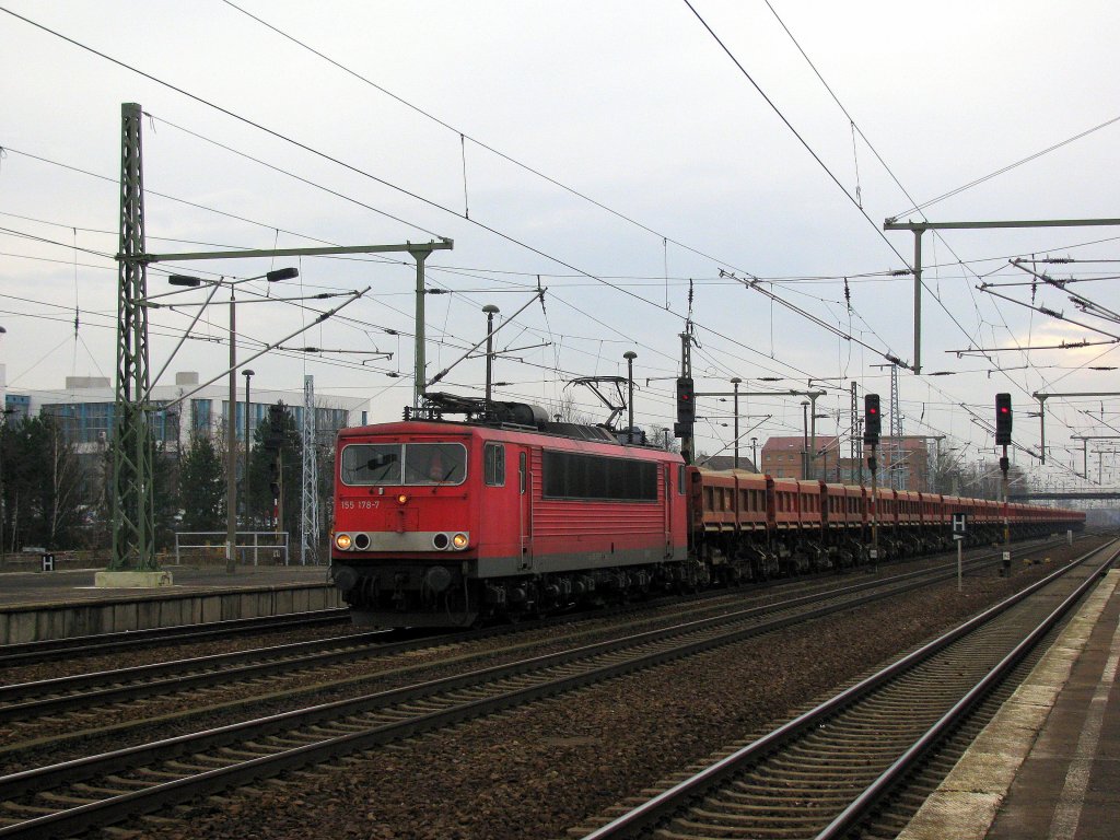 155 176-7 mit einem Sandzug von Falkenberg zum BBI (alias Willy Brandt Flughafen) am 30.11. in Berlin Schnefeld. 