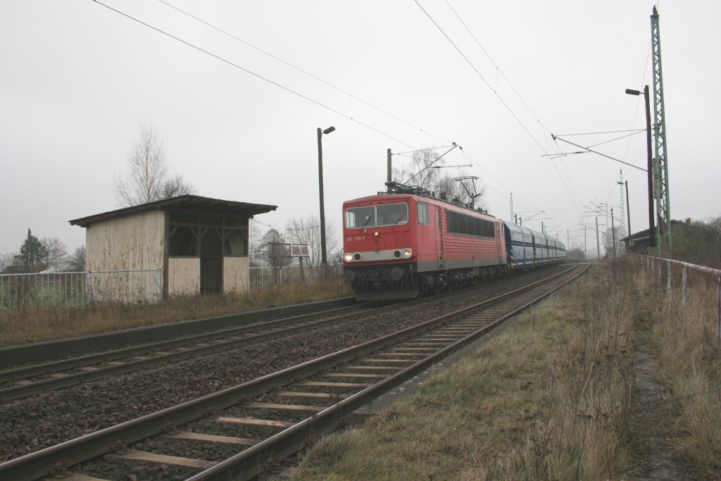 155 178-7 durchfhrt mit einem Bunkerzug am 04.12.09 den Bahnhof Guben Nord