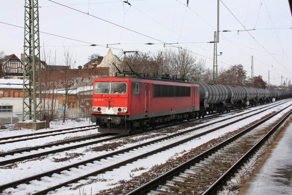 155 179-5 fhrt mit einem Ganzzug Kesselwagen durch Magdeburg-Buckau in Richtung Sden. Fotografiert am 01.02.2010.