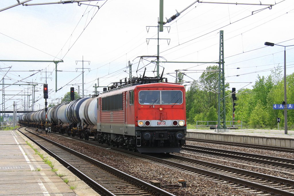 155 179-5 von MEG kommt durch Berlin-Flughafen-Sch�nefeld mit einem Kesselzug aus Richtung Potsdam und f�hrt in Richtung Berlin-Zoo,Polen bei Sonne und Wolken am 18.5.2012.