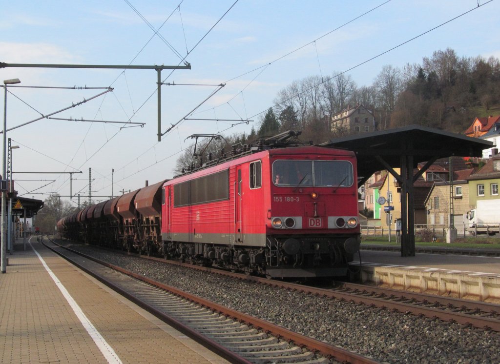 155 180-3 zieht am 16. April 2013 einen Schotterzug durch Kronach in Richtung Saalfeld.