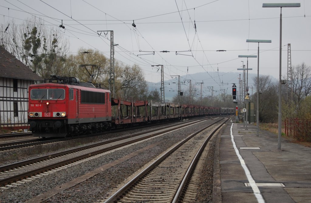 155 182-9 mit einem Autozug am 04.04.2012 in Kreiensen