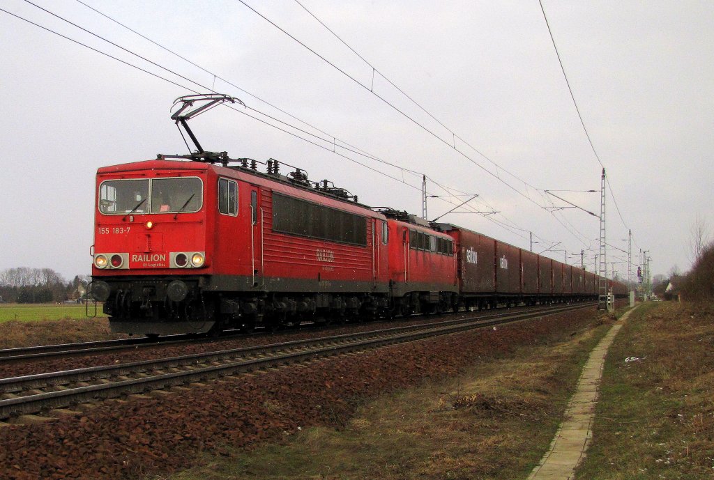 155 183-7 fhrt gemeinsam mit 140 501-8 und einem Gterzug durch Lbbenau/Spreewald. 06.03.2010
