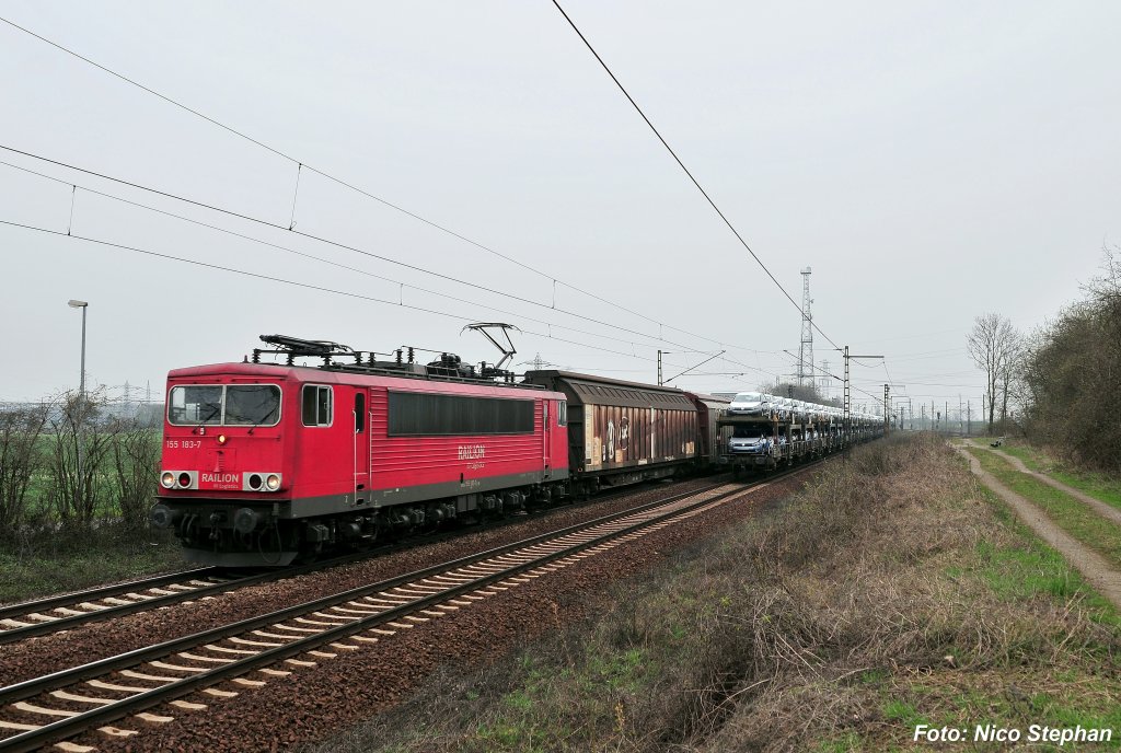 155 183-7 konnte grade noch so mit ihrem Groraumwagenzug abgepasst werden (Ahlten 08.04.10)