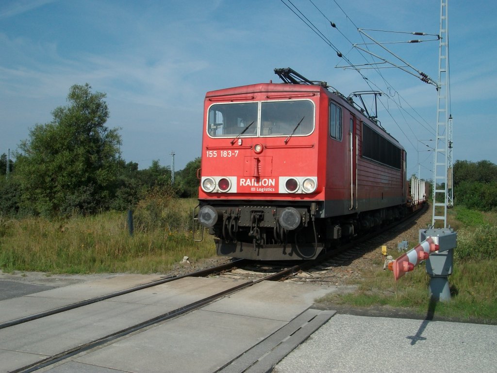 155 183 hat am 20.August 2010 Mukran erreicht und berquerte den Bahnbergang Mukran West.