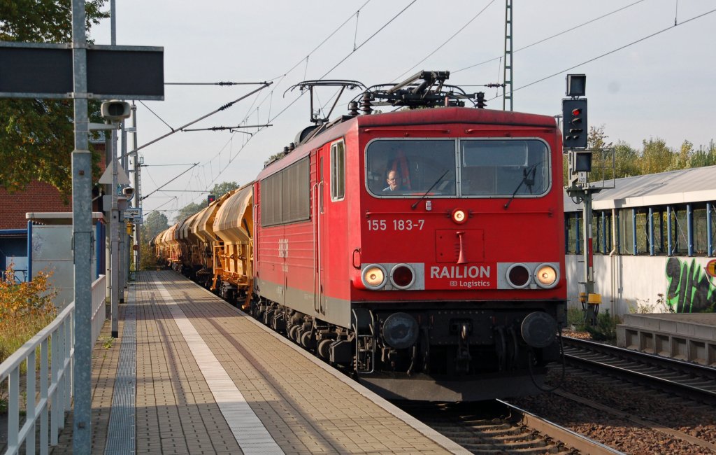 155 183 zieht den umgeleiteten Harnstoffzug durch Burgkemnitz Richtung Wittenberg. Ziel ist Piesteritz. Fotografiert am 08.10.10.