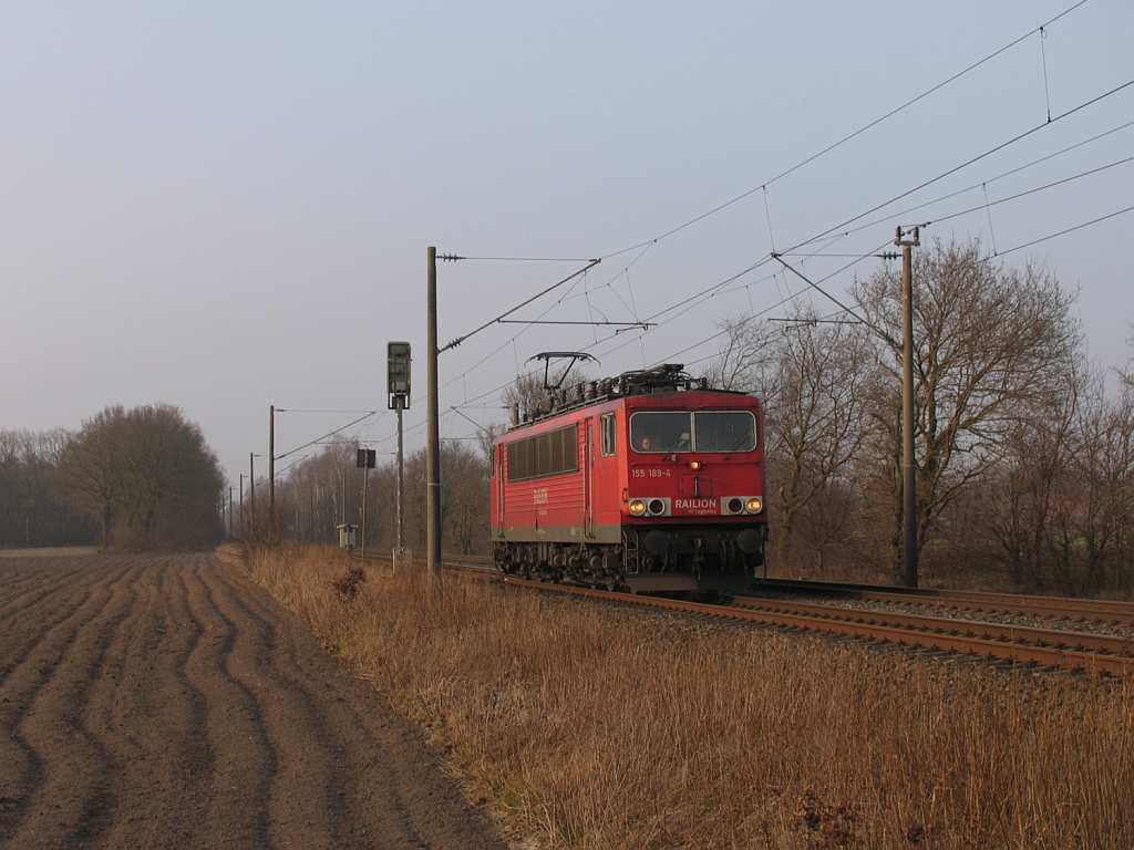 155 189-4 bei Devermhlen (B 296.6) am 16-3-2012.