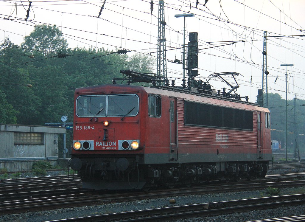 155 189-4 von Railion rangiert in Aachen-West in der Abendstimmung am 22.5.2012.