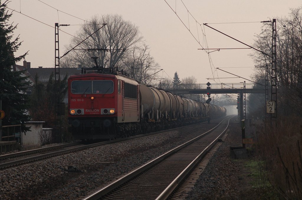 155 191-0 fhrt mit ihrem Kesselwagenzug am frhen Morgen aus dem Nebel kommend durch Laudenbach(Bergstrae) Richtung Bensheim. 31.01.2011