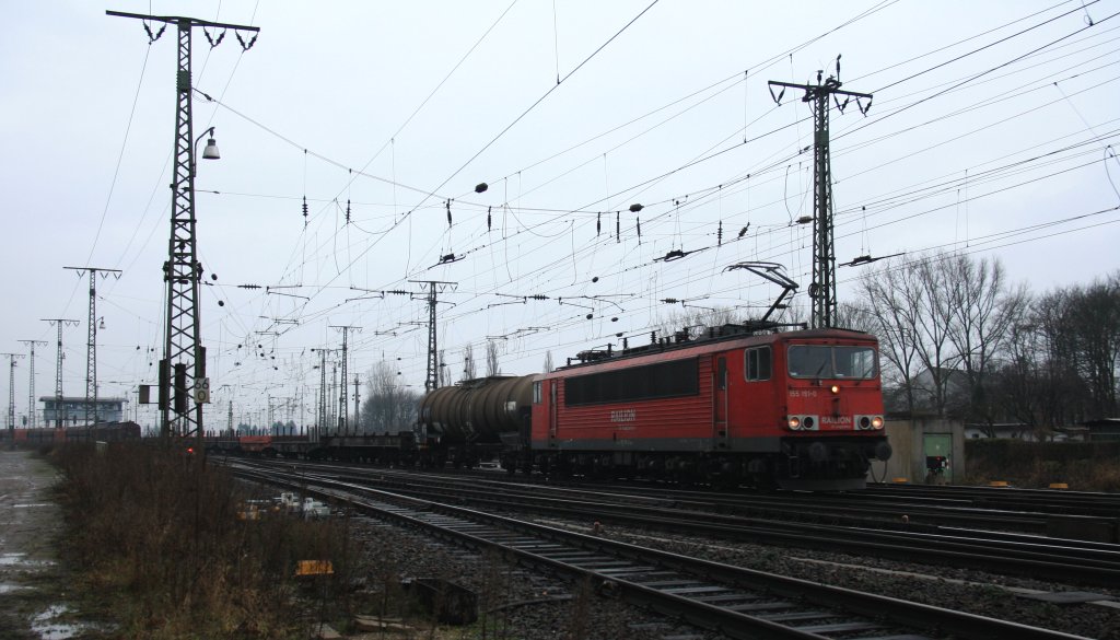 155 191-0 von Railion f�hrt mit einem gemischten G�terzug bei der Ausfahrt in K�ln-Gremberg und f�hrt in Richtung K�ln-S�d bei Regenwolken am 21.12.2012.