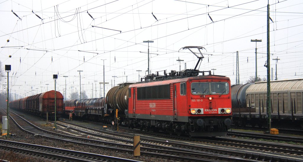 155 191-0 von Railion steh in K�ln-Gremberg mit einem gemischten G�terzug und wartet auf die Abfahrt nach K�ln-S�d bei Regenwolken am 21.12.2012. 