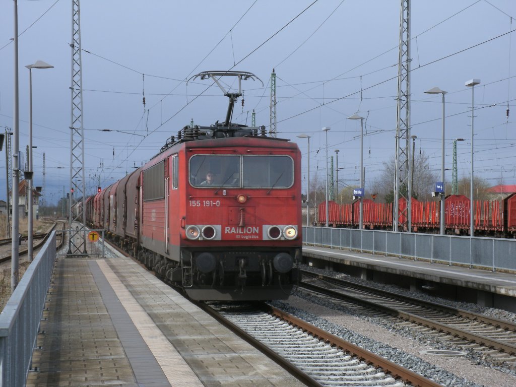 155 191 mit einem G�terzug nach Mukran,am 31.M�rz 2012,fuhr ohne Halt durch Bergen/R�gen.