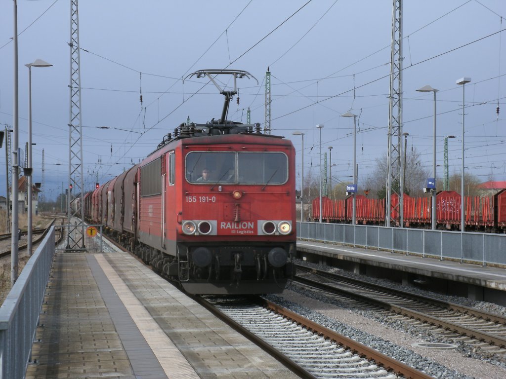 155 191 mit einem Gterzug nach Mukran,am 31.Mrz 2012,fuhr ohne Halt durch Bergen/Rgen.