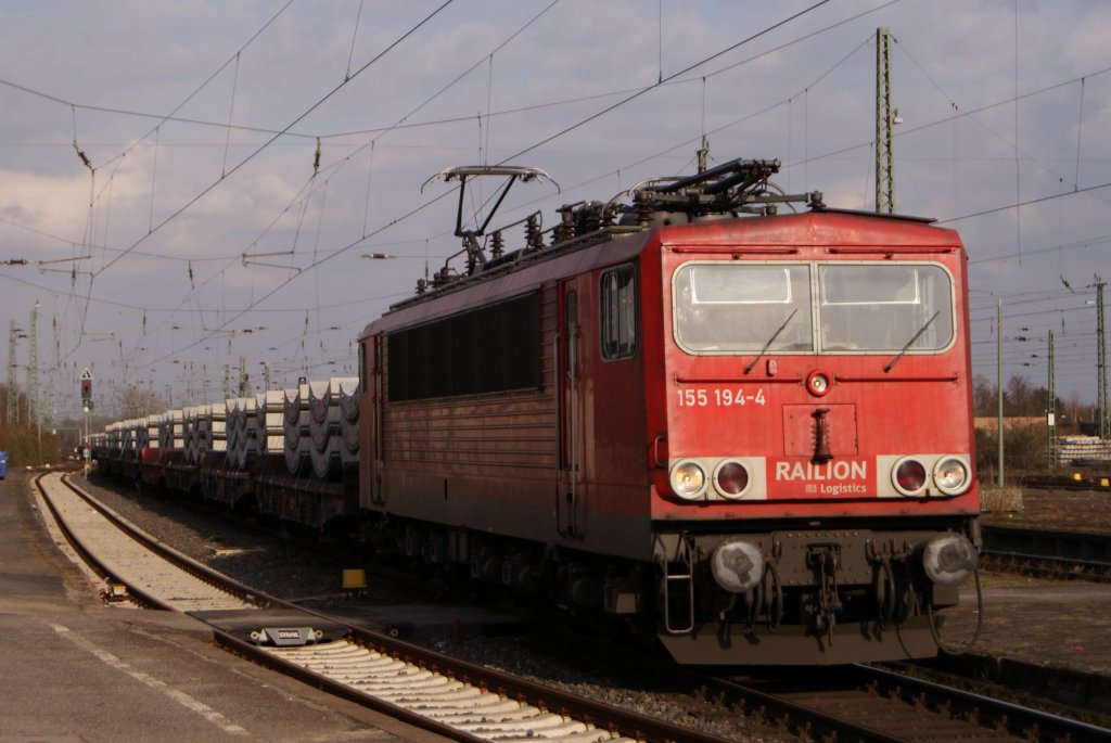 155 194-4 mit einem Stahlbrammenzug in Krefeld Hbf am 11.03.2011